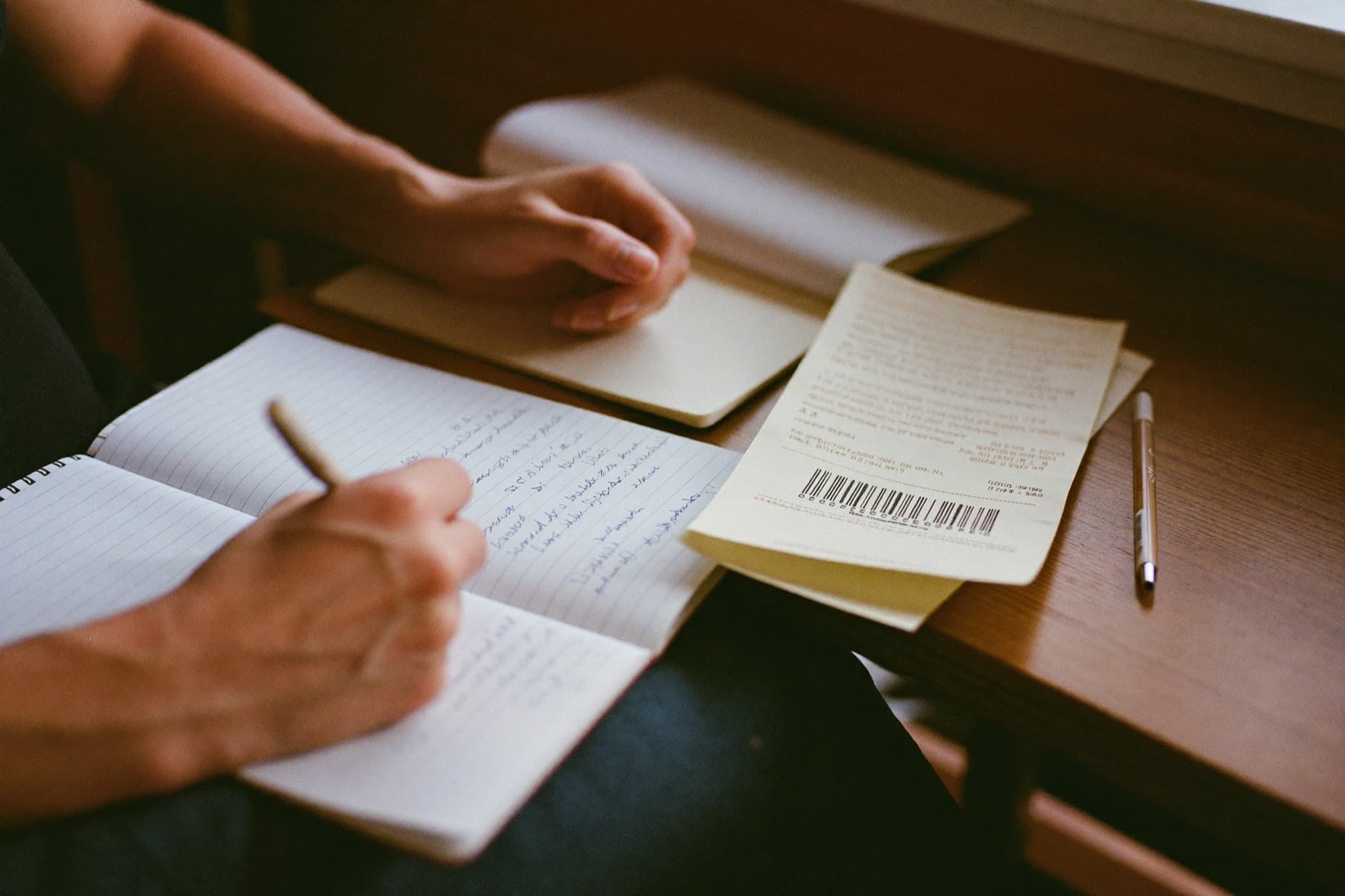 Cursant scriind în timpul unui curs de calificare